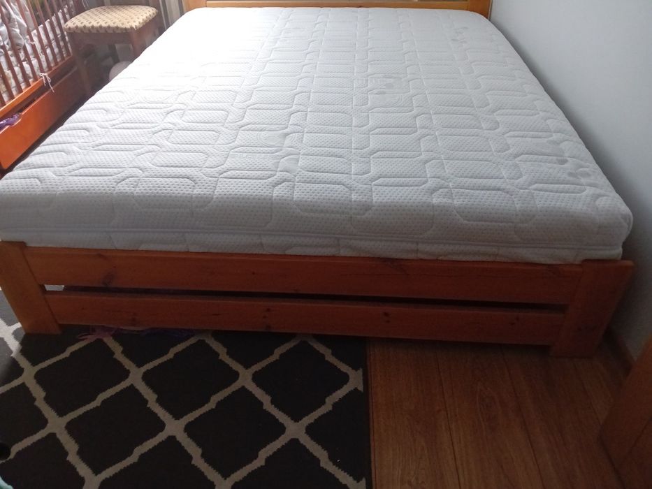 Łòżko z materacem