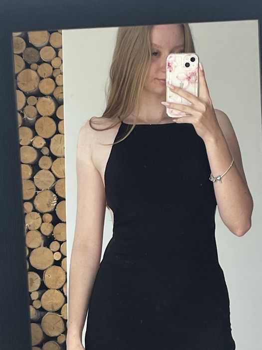 Czarna dluga odważna sukienka z odkrytymi plecami