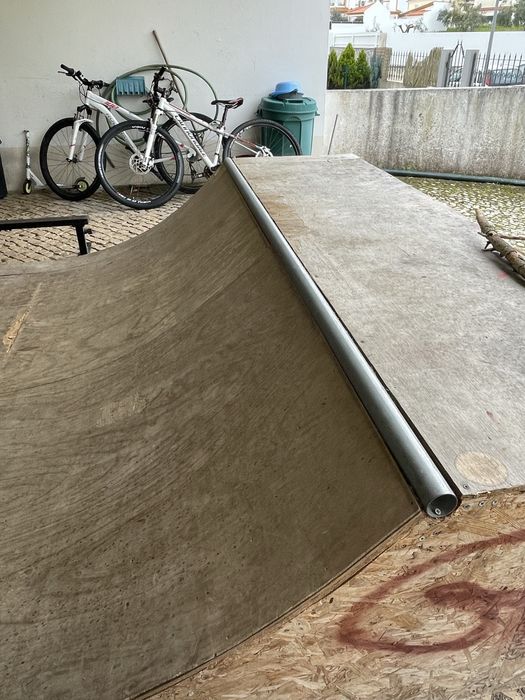 Mini rampa “half-pipe” em madeira