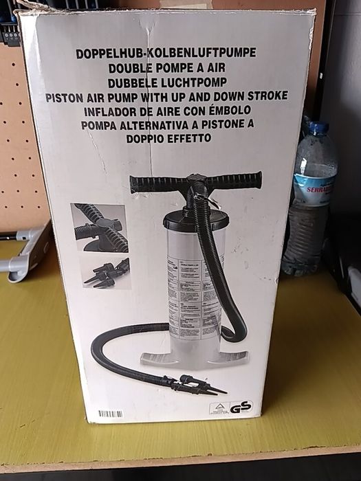 Bomba manual nova na caixa