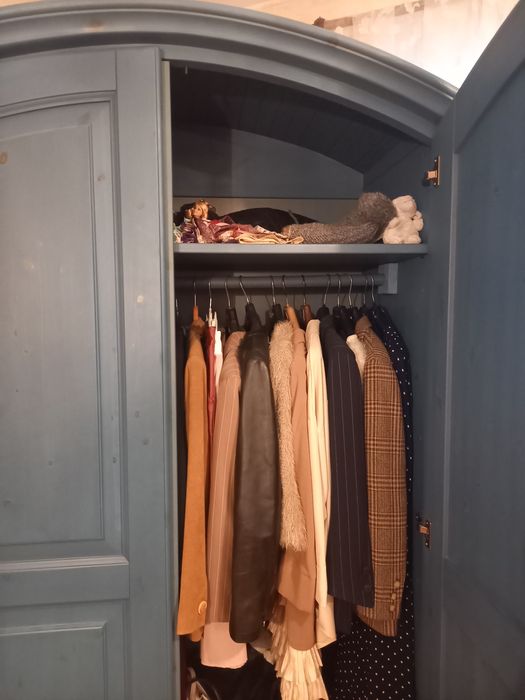 Meble do pokoju z drewna.