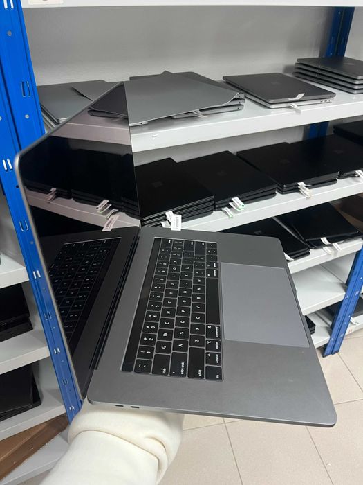 MacBook Pro 15" 2018 i7 16GB 250GB SSD Radeon Pro 555X | AmigoTech