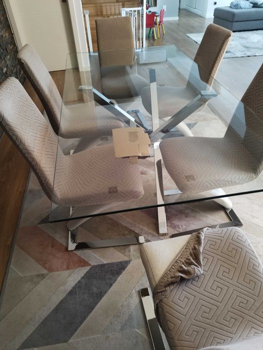 Mesa de jantar e cadeiras