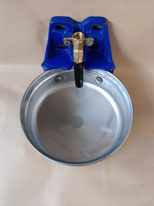 Poidło miskowe z zaworem rurowym dla bydła , koni , cieląt . Brutto