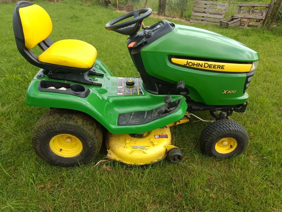 Садовий трактор газонокосарка