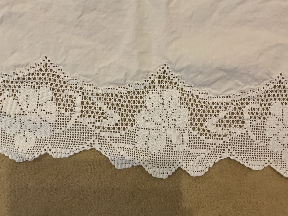 Toalha linho antiga bordada e cercadura em renda 150 x 160 cm aprox.