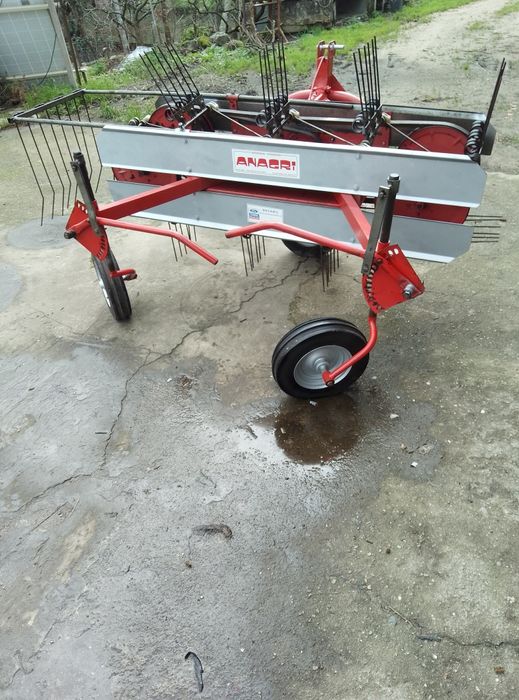 Juntador  e mexedor de feno