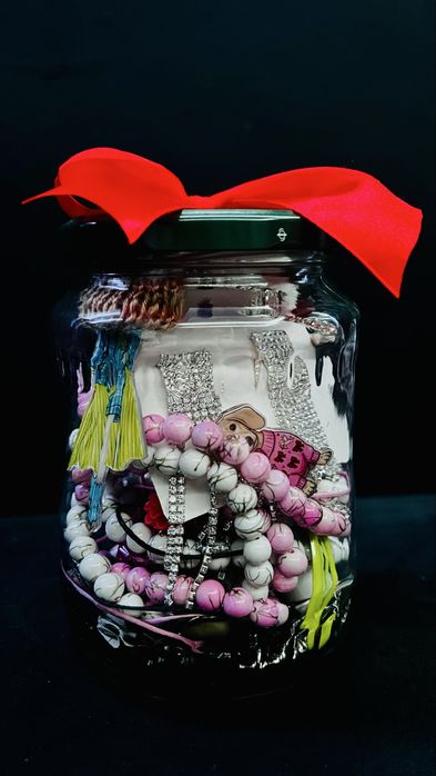 Niespełna litrowy słoik z nową biżuterią wypełniony po brzegi + gratis