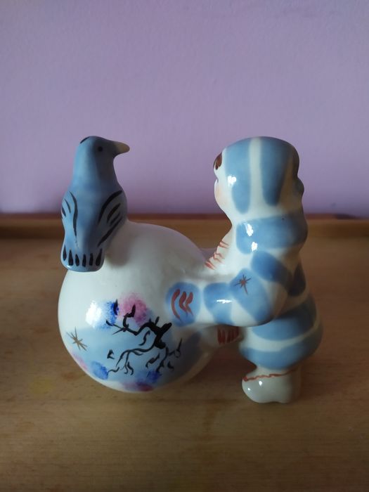 Статуэтка Девушка с вороной