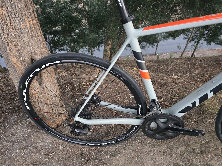 Bicicleta de carbono. De disco m