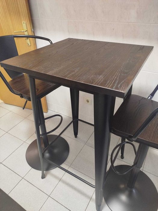 Conjunto mesa de cozinha alta + 2 bancos — Madeira e metal