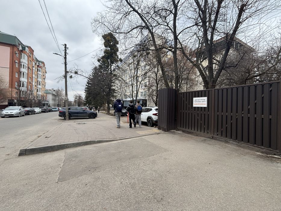 Продам  гараж біля ЦУМА 6*6м земля приватна власність