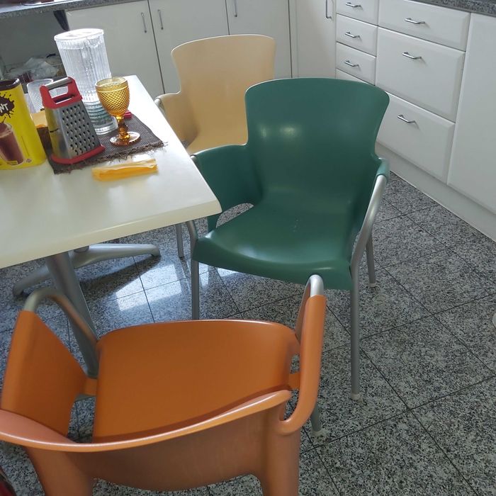 Vendo mesa de cozinha com 4 cadeiras. Linda e moderna!