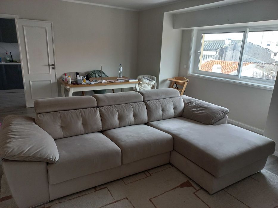 Sofá com chase longue impermeabilizado, assentos extensíveis, encostos reclináveis em 8 níveis, muito confortável, quase novo