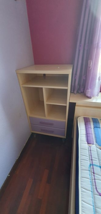 Mobilia para cuarto com cama individual e arrumação