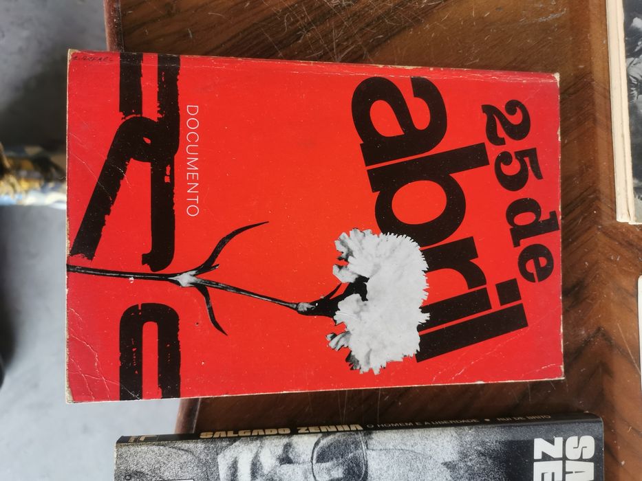 Livros políticos do regime e pós 25 de abril 1974