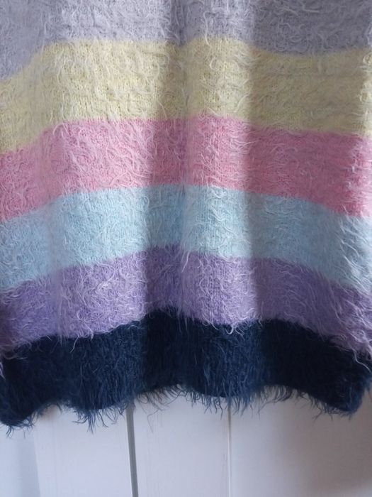 Mięciutki sweterek roz.146/152