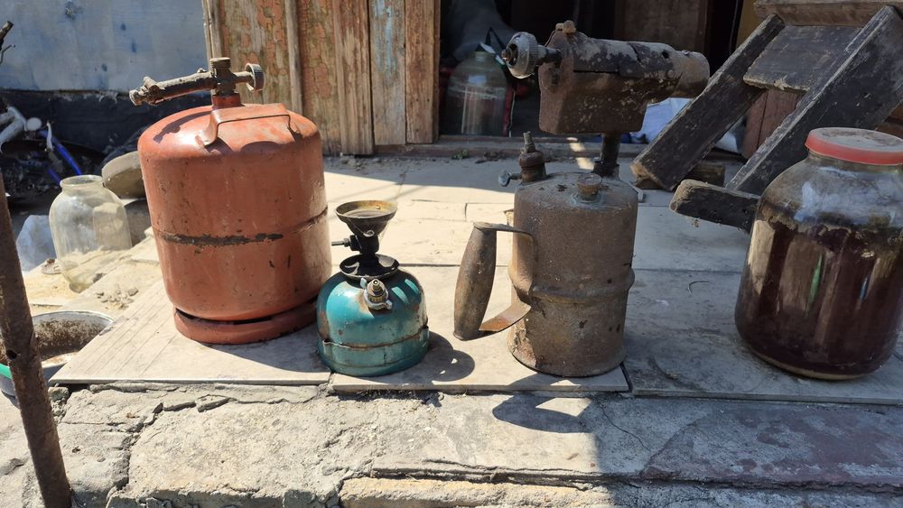 газовые баллоны, паяльная лампа, онетушители