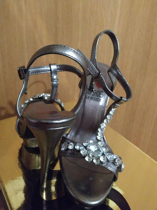 Sandália Prateada com Brilhantes