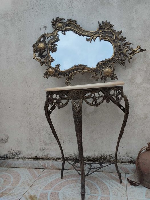 Mesa e espelho antigos
