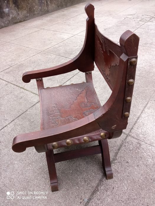 Cadeirão em madeira e couro.