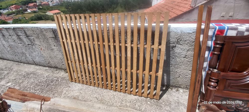 Cama casal de mogno