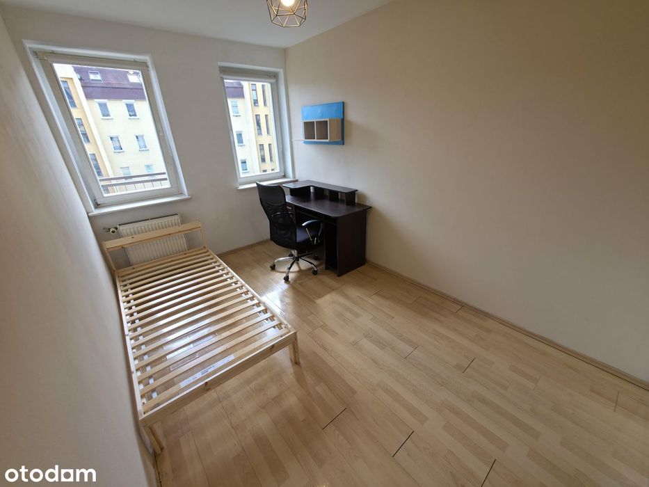 5 lub 6 pokoi, 2 łazienki z WC, 2 poziomy, balkon, schowek, garaż