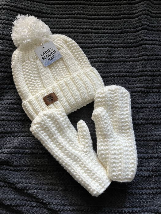 Біла жіноча шапка з рукавичками