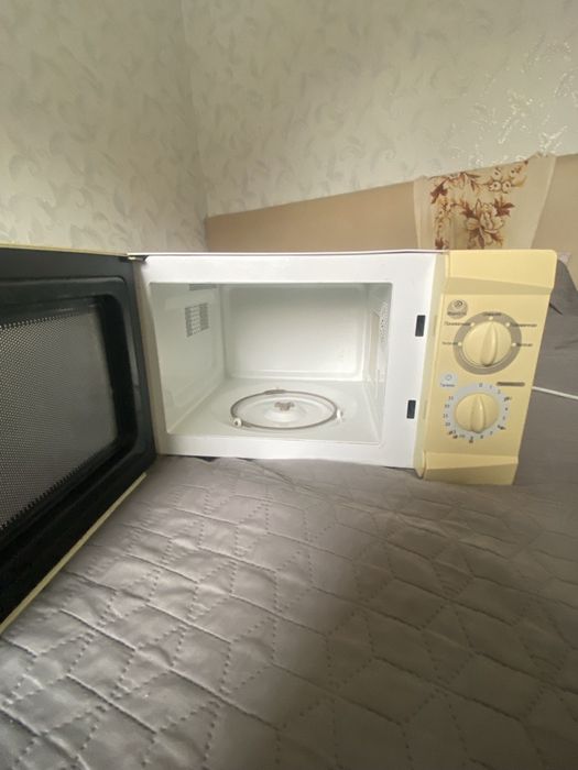 Мікрохвильова піч SANYO, в робочому стані