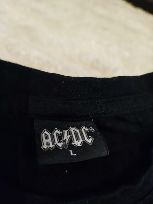Футболка з принтом AC/DC.