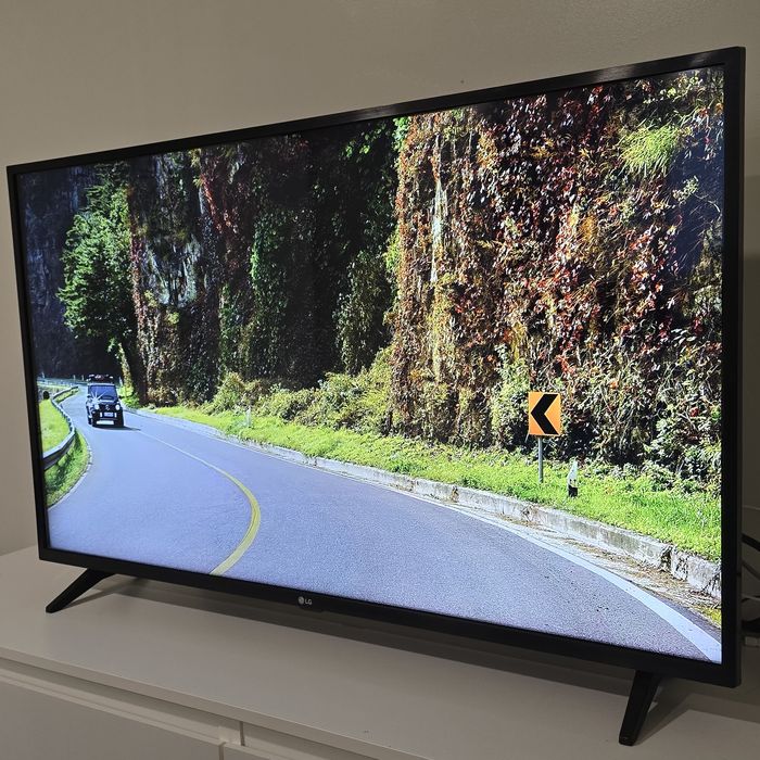 Smart TV LG 4K 43" com comando 2024