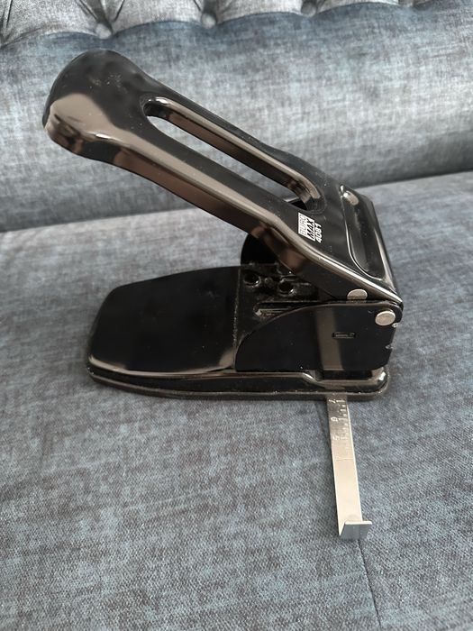 Діркопробивач металевий до 70 аркушів Buromax чорний