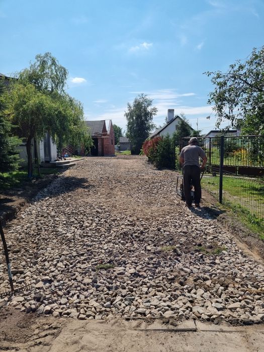 Usługi koparką, koparko-ładowarką