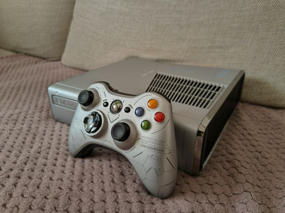 Xbox 360 Slim 250 GB Limited Halo Reach Edition.