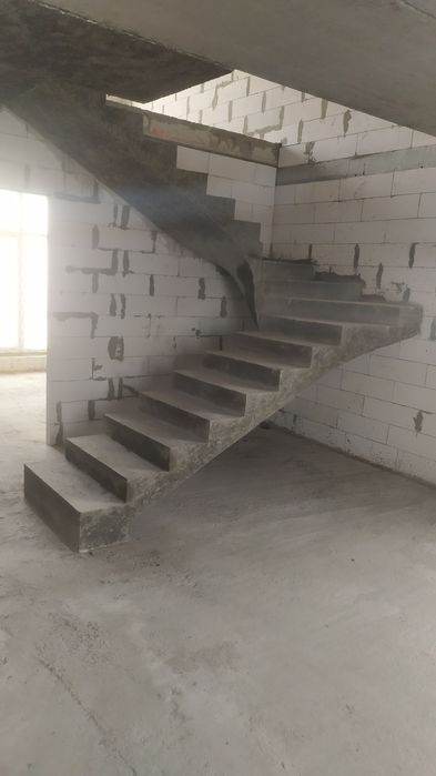 Бетонні сходи, бетонная лестница
