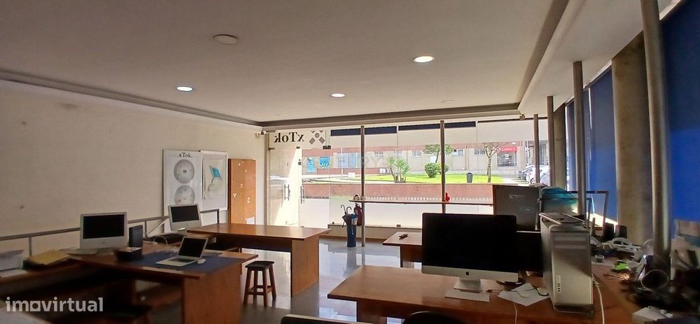 Loja Espaçosa em Barcelos - Excelente Localização e Luz Natural