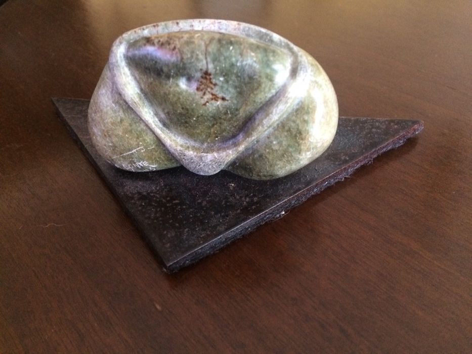 Pequena escultura em pedra