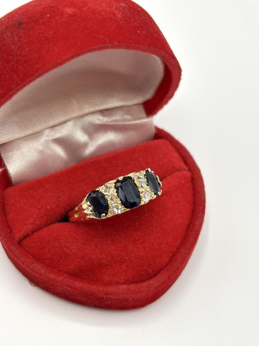 Złoty pierścionek z Szafirami i Diamentami