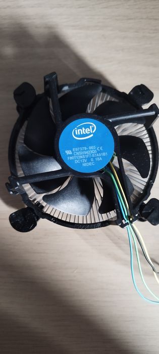 Chłodzenie stockowe Intel z zestawem montażowym