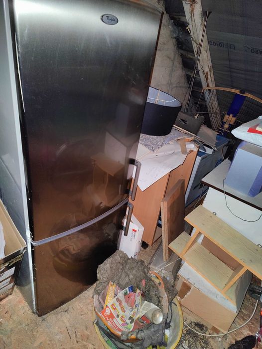 Stare meble kuchenne i lodówka