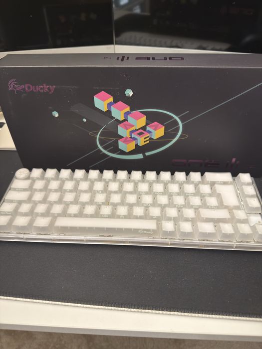 Teclado Mecânico Ducky ONE 3 Aura White SF 65% MX Blue  Hot Swapable