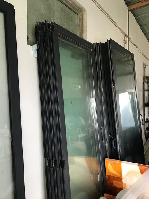 Janelas, estores e rede mosquiteira