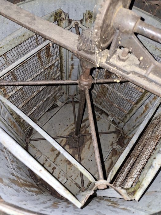 Продам медогонку на 4 рамки