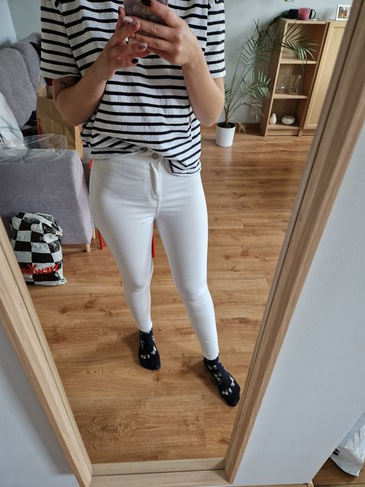 Białe spodnie rurki jeansy Bershka