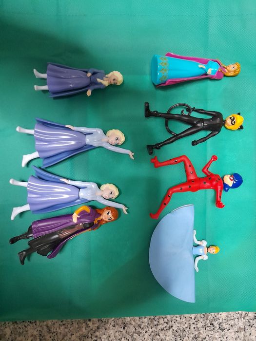 Various Dolls430848242080829441