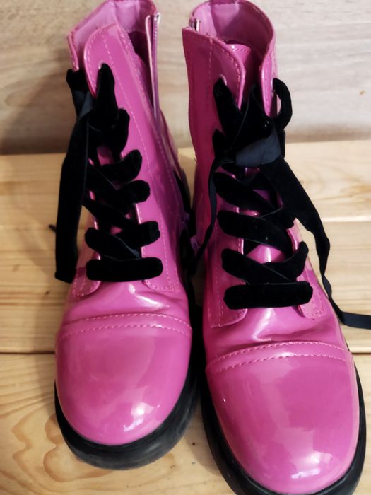 Różowe lakierowane glany 37