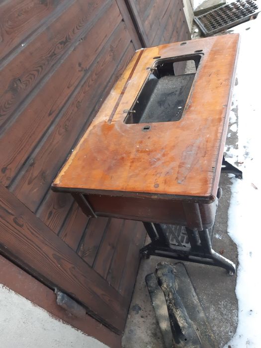 Dolna czesc zabytkowej maszyny SINGER