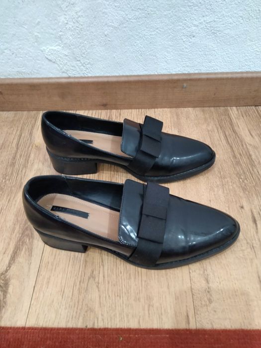 Sapatos Zara de cor preta