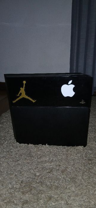 Playstation 4 (500gb) + 7  jogos + comandos + carregador