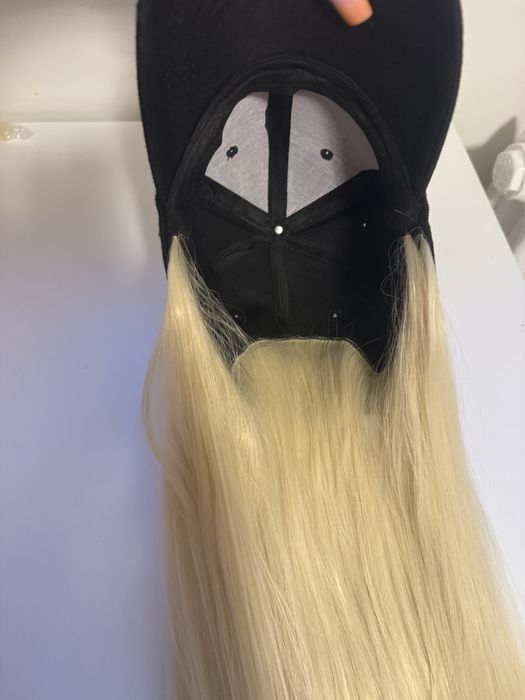 Czarna czapka z daszkiem z wlosami bardzo jasny blond